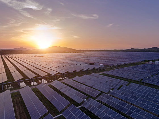 Immagine CER – pannelli solari e abitazioni collegate in comunità energetica rinnovabile