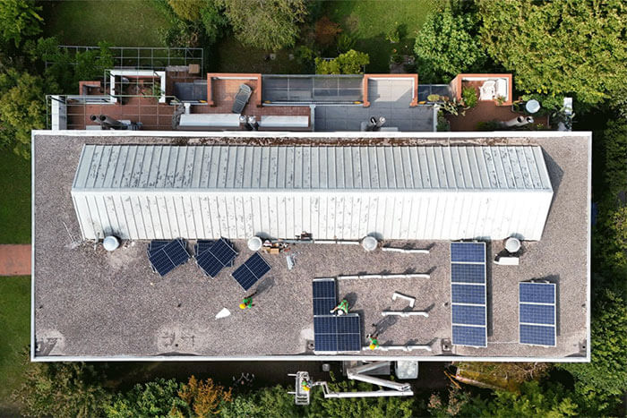 Impianto fotovoltaico con pannelli solari installati su copertura, immagine introduttiva della pagina dedicata alle soluzioni per energia solare.